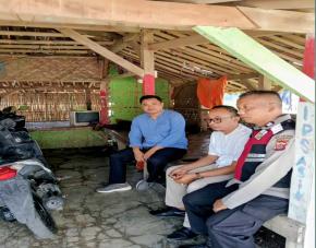 Patroli Siang Personil Polsek Tegalwaru Sambang Warga Kampung Tegalmalang Dialog Humanis Ajak Waspada