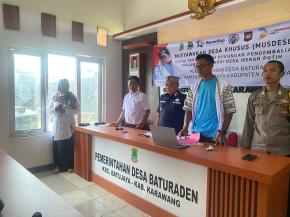 Bhabinkamtibmas Desa Baturaden Mengikuti Rapat Minggon tingkat Desa serta menyampaikan Arahan dan Himbauan Kamtibmas