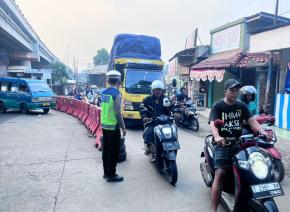 Personil Unit Lantas Polsek Cikampek Gatur Sore Cegah Kemacetan di Depan Pos Tiga