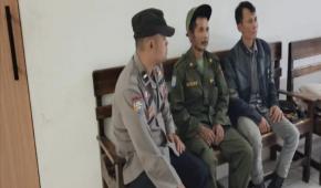 Bhabinkamtibmas Polsek Tegalwaru Sapa Warga di Poskamling Desa Cintalaksana Imbau Peduli Kamtibmas