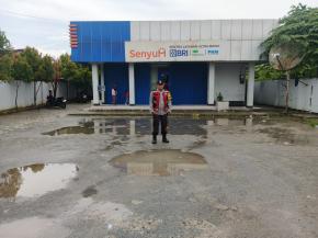 Aipda Hengky Firmansyah Anggota Polsek Batujaya Ciptakan Keamanan di Bank BRI Unit Batujaya dan mengantisipasi terjadinya Pencurian/Pembobolan ATM