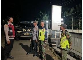 Jaga Kamtibmas! Anggota Polsek Pangkalan Gelar Patroli Perintis, Sasar Linmas Kantor Desa Cintaasih