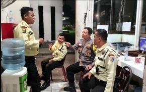Bhabinkamtibmas Polsek Telukjambe Timur Gelar Kegiatan Sambang Humanis ke Security Perumahan Resinda
