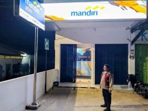 Anggota Polsek Batujaya Ciptakan Keamanan di Bank Mandiri Unit Batujaya pada malam hari