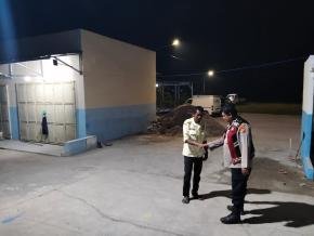 Upaya Anggota Polsek Batujaya laksanakan Patroli Prekat dalam rangka Antisipasi Kenakalan Remaja pada malam hari