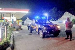 Agar selalu tertib dalam antri pengisian BBM, Personil Polsek Tempuran Tadi malam Himbau karyawan dan konsumen SPBU