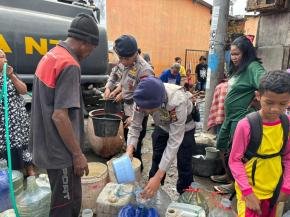 Respon Cepat Kebutuhan Warga, Sat Brimob Polda NTB Salurkan Bantuan Air Bersih di Kota Bima