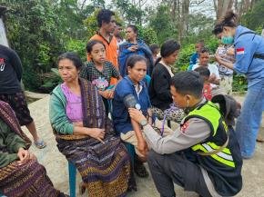 Biddokkes dan Brimob Polda NTB Bergerak di Ende, Yankes Digelar dan 550 Porsi Makan Dibagikan