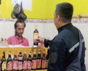 Jajaran Personil Polsek Tegalwaru Gelar Razia Miras Tekan Pekat Gelar Sidak Toko Jamu di Loji