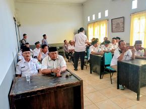 Bhabinkamtibmas Desa Segaran Mengikuti Rapat Minggon tingkat Desa