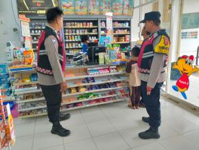 Anggota Polsek Batujaya Tingkatkan Patroli Prekat guna Ciptakan Keamanan di Minimarket di siang hari