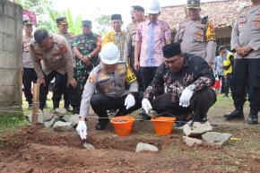 Kapolres Subang Lakukan Peletakan Batu Pertama Program Rutilahu untuk Ibu Amah di Desa Kadawung