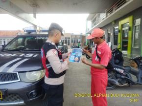 Upaya Personil Bhabinkamtibmas Polsek Banyusari Kembali Melaksanakan Giat Sosialisasi QR Barcode Pengaduan ke Divisi Propam Polri