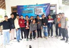 Bhabinkamtibmas Polsek Klari Pasang Spanduk Program Pengaduan Pelayanan Propam Presisi diperum Terangsari