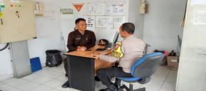 Bhabinkamtibmas Polsek Telukjambe Timur Laksanakan Patroli Dialogis di Pos Security PT. ILC