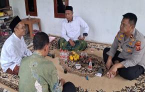 Kapolsek Klari Silaturahmi Kamtibmas ke Ketua MUI, Perkuat Sinergitas dan Keamanan Masyarakat