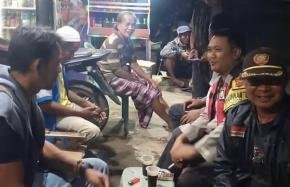 Bhabinkamtibmas Ikut Serta Dalam Giat Ronda Bersama Warga