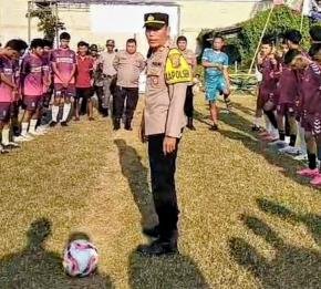 Kapolsek Banyusari Bersama Anggota Ciptakan Rasa Aman di Acara Perlombaan Sepak Bola Desa Cicinde Utara