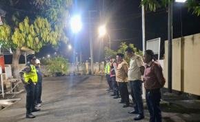 Patroli Malam Minggu Kapolsek Pakisjaya IPTU Saefurohman SH Berikan Himbauan Kamtibmas Kepada Para Remaja Di Pantai Tanjungpakis