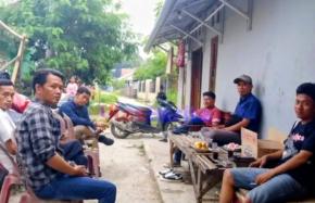 Wujud Solidaritas, Keluarga Besar Jurnalis Karawang Bersatu (JKB) Sambangi Rumah Duka Pemimpin Redaksi Tinta Merah.net
