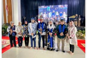 Wali Kota Sukabumi Ayep Zaki & Anggota Komisi I DPR RI Dessy Ratnasari Dikukuhkan Sebagai Bapa Jeung Indung Budaya