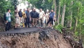 Wabup Sukabumi H. Andreas Tinjau Jembatan Putus di Desa Loji Kecamatan Simpenan, Pastikan Mitigasi Darurat Berjalan Baik 