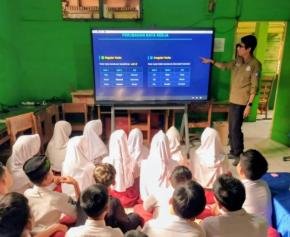 Dari Keterbatasan Menuju Prestasi, SDN Adiarsa Timur 1 Karawang Kenalkan Pembelajaran Bahasa Inggris Berbasis Digital