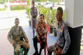 Anggota Polsek Banyusari Melaksanakan Sosialisasikan Bahaya Judi Online Kepada Masyarakat