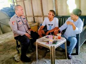 Jalin Tali Silaturahmi, Bhabinkamtibmas Polsek Rengasdengklok Melaksanakan Sambang Warga Desa Binaan.