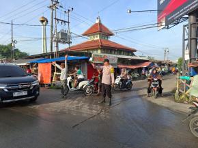 Utamakan Keselamatan Warga, Polsek Rengasdengklok Atur Lalulintas di Pasar Lama Rengasdengklok