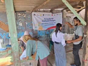 Bhabinkantibmas Polsek Cikampek Aipda Oberlin Monitoring dan Pengamanan Penyaluran BPNT di Desa Dawuan Barat
