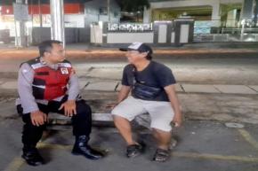 Patroli Dialogis Bhabinkamtibmas Polsek Lemahabang Imbau Remaja Hindari Peredaran Dan Penyalahgunaan Obat Terlarang