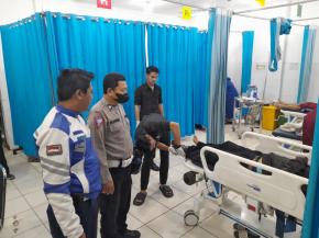 Diduga Terperosok Jalan Berlubang, Pengendara Sepeda Motor Alami Luka di Fly Over Cikampek