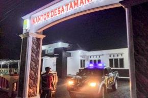Anggota Polsek Pangkalan Laksanakan Patroli Perintis, Sasar Linmas Kantor Desa Tamanmekar