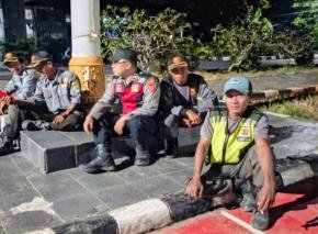 Bhabinkamtibmas Polsek Tegalwaru Sambang Warga Jaga Malam di Kampung Sangkuriang Imbau Waspada