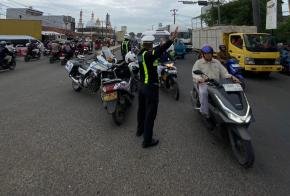 Rayakan HUT Bhayangkara ke-80, Satlantas Polres Karawang Konsisten Laksanakan Pengaturan Arus Lalu Lintas