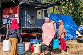 Brimob Polda NTB Salurkan 1.000 Liter Air Bersih untuk Warga Terdampak Gempa di Ende