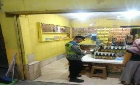 Anggota Prekat Polsek Banyusari Gelar Razia Miras Demi Ciptakan Situasi Kamtibmas Kondusif di Wilayah Binaan