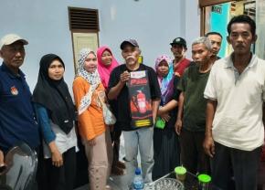 Pemdes Jatibarang Indramayu Bagikan  Alat Pemadam Api Ringan (APAR) di Tiap RW untuk Antisipasi Bencana Kebakaran
 