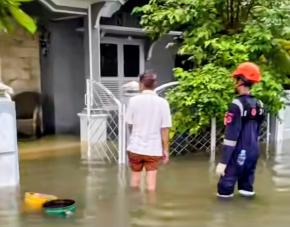 Banjir Setinggi Pinggang Paksa Warga Cidayu Indramayu Mengungsi, Rumah Tak Lagi Layak Ditinggali 