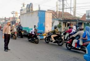 Polsek Klari Hadir Di Tengah Masyarakat, Melakukan Kegiatan Pengaturan Arus Lalin