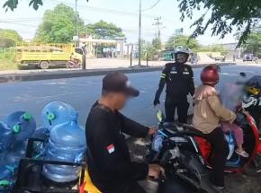 Polantas di Karawang Ingatkan Pengendara Motor untuk Tertib Berlalu Lintas