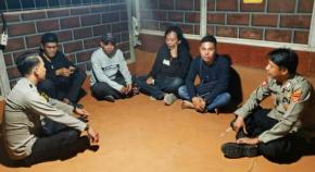 Anggota Polsek Rengasdengklok Giat Patroli Malam, Sekaligus Ngawangkong Bareng Bersama Warga