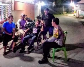 Pastikan Wilayah Aman, Polisi Klari Lakukan Patroli Malam Sambang Warga Saat Ronda Malam