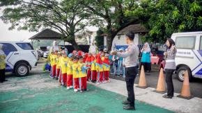 Satlantas Polres Karawang Laksanakan Kegiatan Edukatif Polsanak Bersama Murid-Murid TK Al-Barokah