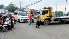 Personil Polsek Telagasari Laksanakan Gatur Pagi di Perempatan Jalan Syekh Quro Telagasari