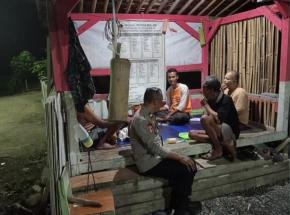 Ngobras Jaga Kamtibmas Jadi Pesan Bhabinkamtibmas Polsek Tegalwaru Sambang Warga di Posronda Pasir Cili, Cipurwasari