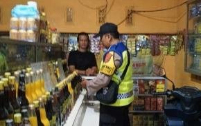 Polisi Prekat Polsek Banyusari Gelar Razia Miras Demi Ciptakan Situasi Kamtibmas Kondusif