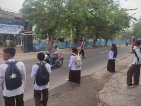 Aiptu Yosep Bhabinkamtibmas Polsek Telagasari Lakukan Gatur Pagi dan Bantu Siswa Menyebrang