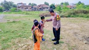 Bhabinkamtibmas Desa Pangulah Selatan Sambangi Pondok Pesantren Berikan Pesan Kepada Santri